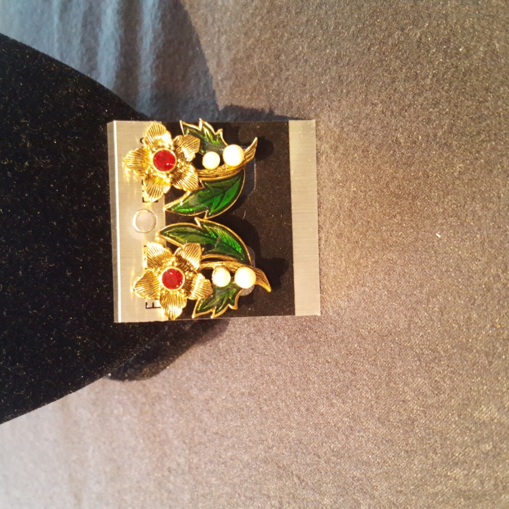 Avon Vintage Floral Earrings